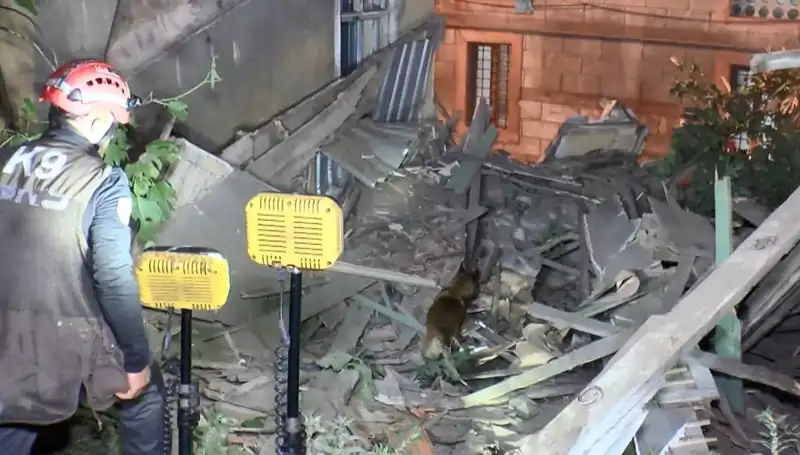 İstanbul'da Deprem Sonrası Hasar Alan Bir Bina Çöktü: Olayın Ayrıntıları