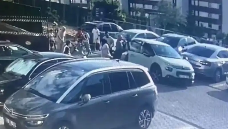 Eşi ve Yakınlarını Arabayla Ezerek Kaçmaya Çalışan Şüpheli Olayı Tüm Şehirde Şok Etmiştir!