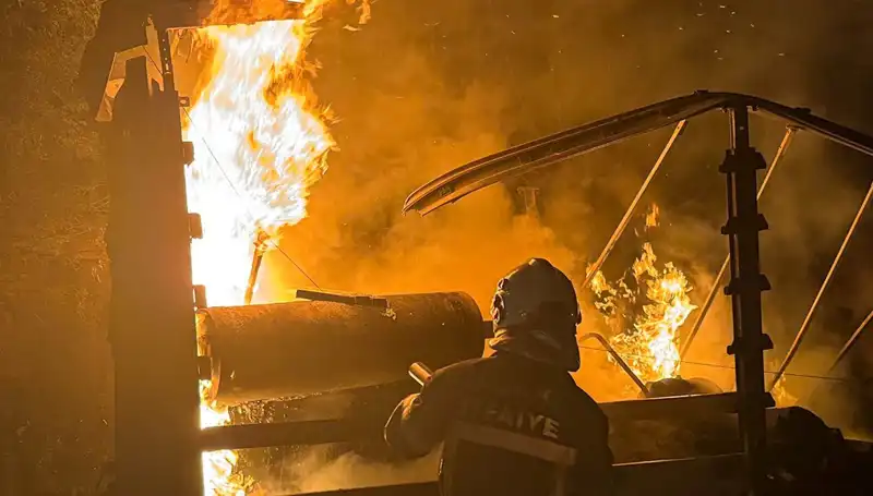Tırda Patlayan Yangın, Ormanlık Alanda Büyüyerek Ağaçları Tehdit Etti