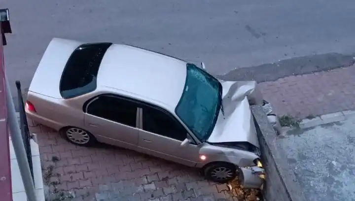 Kontrolünü Kaybeden Araç Duvara Çarptı: Olay Yerinde Gerilim Yükseldi