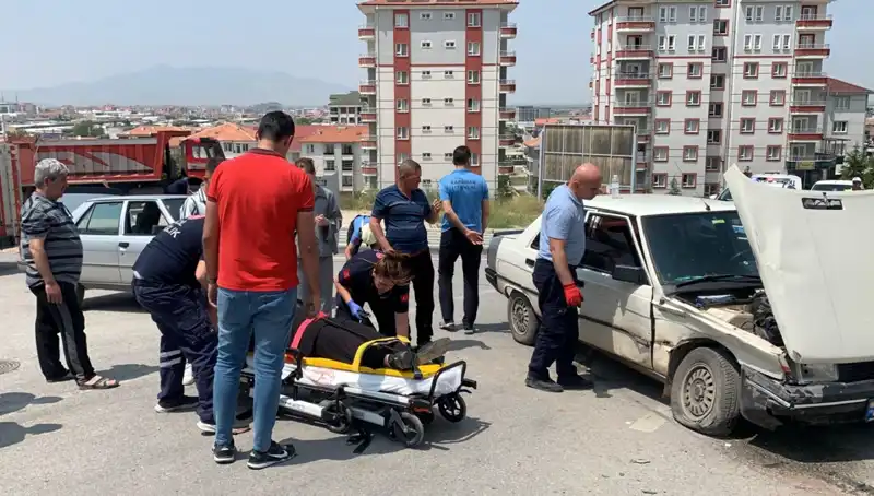 Kavşakta Gelişen Hızlı Trafik Kazası: İkisi de Yaralı!