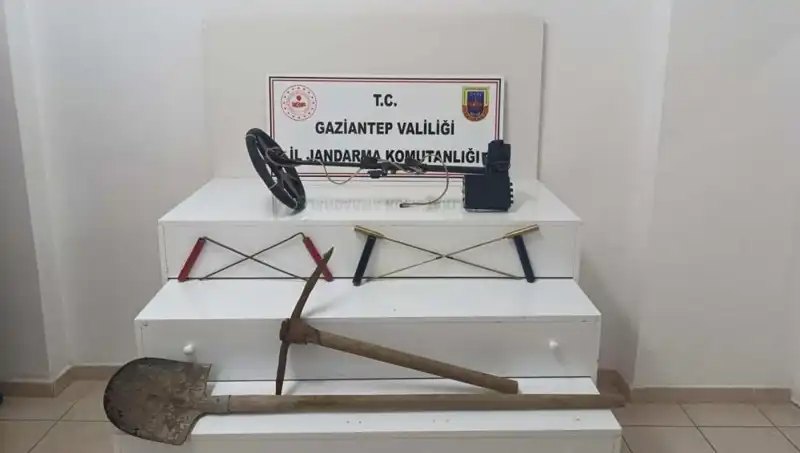 Defineciler Suçüstü Yakalandı: Kaçak Kazı Yapan İki Kişi Gözaltında