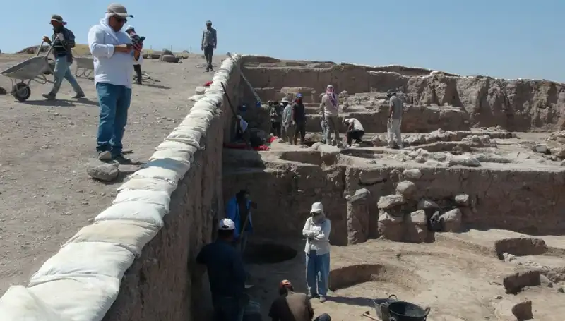 Kilis'teki Oylum Höyük'te Yaz Sıcaklarında Kazı Çalışmaları Devam Ediyor