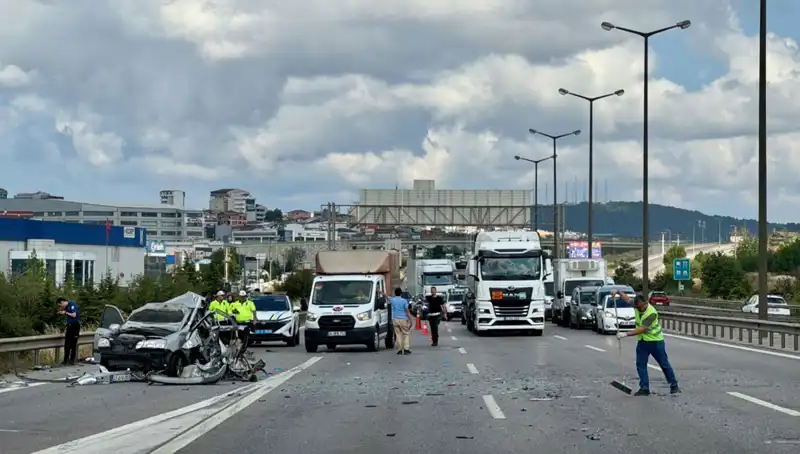 Otoyolda Feci Kaza: Üç Kişi Araçta Sıkıştı, Trafik Felç Oldu