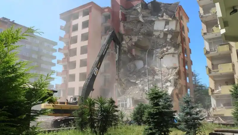 Deprem Değil, Dalgalar: İki Bina Yıkımına Başlandı!