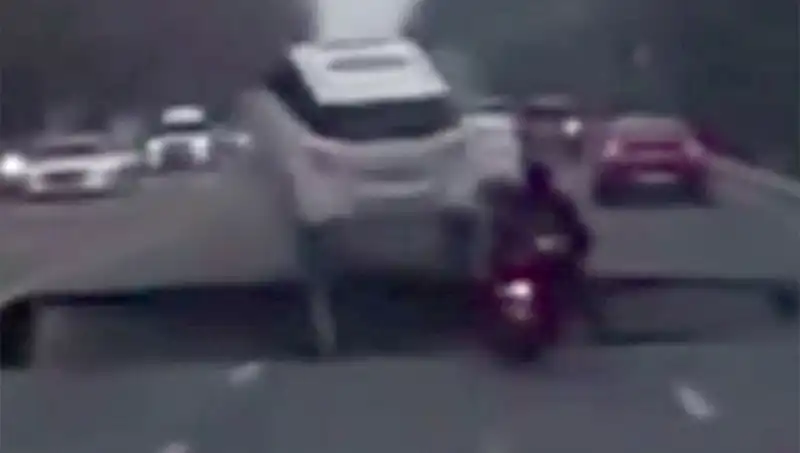 Güney Kore Otoyolunda Dev Çukur Motosikleti Yuttu, Korku Dolu Anlar!
