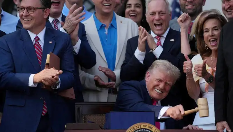 Trump, Yeni Dönemin Temellerini Atan "Büyük, Güzel Yasa Tasarısı"nı İmzaladı