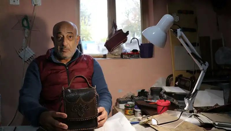 Depremzede Kadın, El Yapımı Çantalarla Hayat Mücadelesi Veriyor