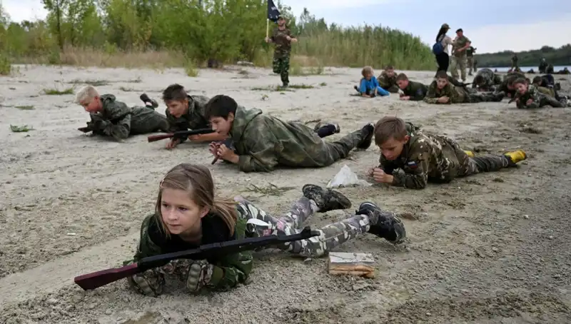 8 Yaşındaki Çocuklar Rusya'da Askeri Eğitime Alınıyor: İnanılmaz Hikayeler