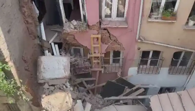İstanbul’da Üç Katlı Bina Balkonunun Çökmesi: Olayın Ardındaki Korkunç Gerçekler