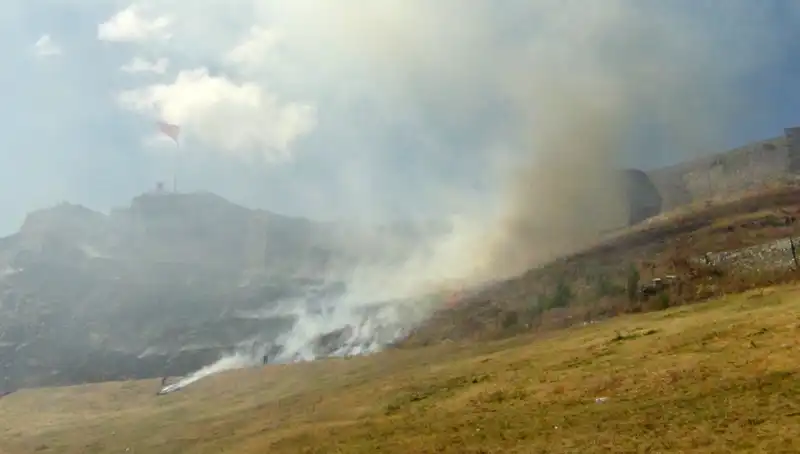 Kars Kalesi Eteklerinde Şoke Eden Anız Yangını: Doğa Alev Alev Yandı