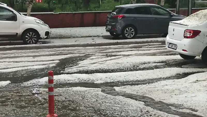 Ardahan'ı Beyaza Bürüyen Dolu: Doğanın Gücünü Hissetmek