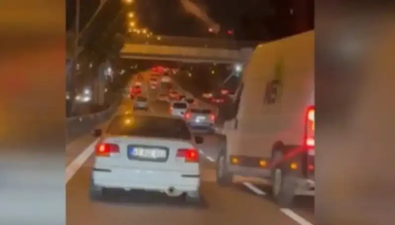 Tuzla'da Makas Terörü: Kaçan Sürücü Polisin Sıkı Takibiyle Yakalandı