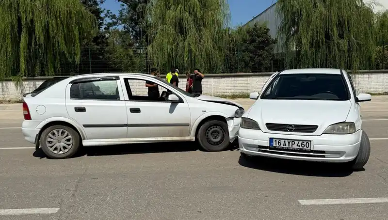 İstanbul’da İki Otomobil Çarpıştı: Kaza Sonrası Sokaklar Kapanmak Zorunda Kaldı