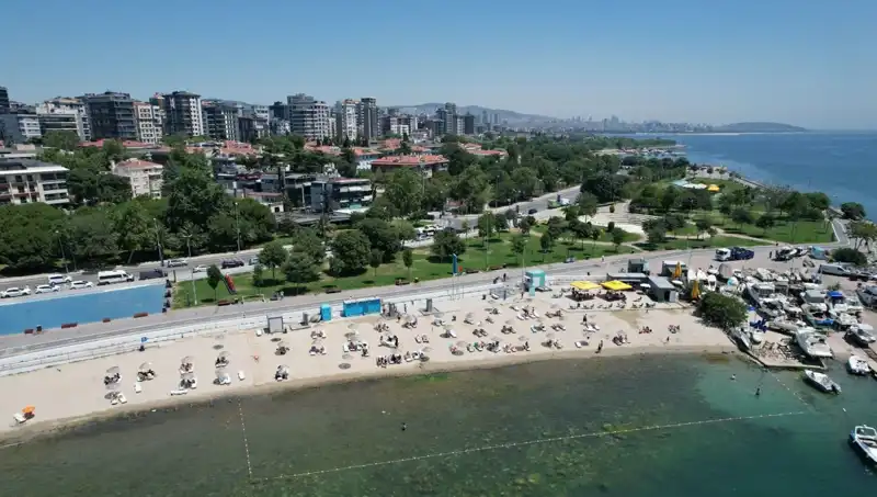 İstanbul'da Sıcak Hava Etkisini Gösterdi: Caddebostan Sahili Dolu Dizgin