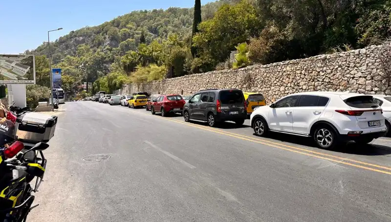 Fethiye-Ölüdeniz Yolu'nda Tatilciler İçin Uzun Kuyruk: Üç Kilometreye Ulaştı!