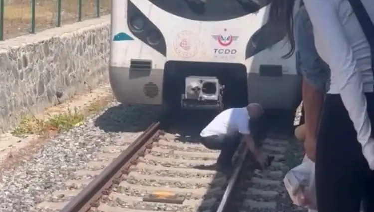 Bir Kediyi Kurtarmak İçin Marmaray’ı Durduran Makinistin Kahramanlığı