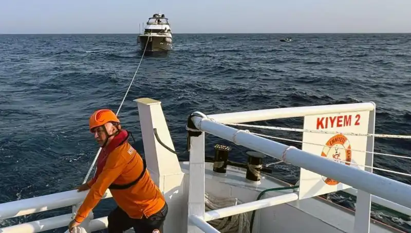 Marmaris Açıklarındaki Sürüklenen Tekne, Cesur Ekipler Tarafından Kurtarıldı